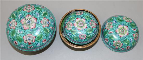 A nest of three Canton enamel boxes and covers, 4in et infra.